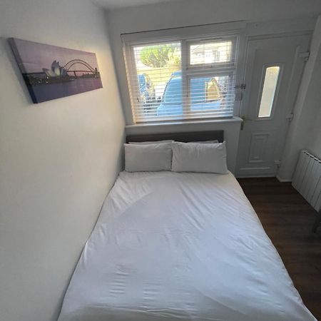 Fantastic Studio, Private Bathroom And Mini Kitchen. Thamesmead  Exterior foto