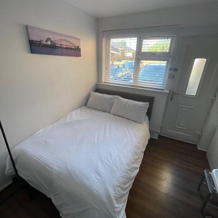 Fantastic Studio, Private Bathroom And Mini Kitchen. Thamesmead  Exterior foto