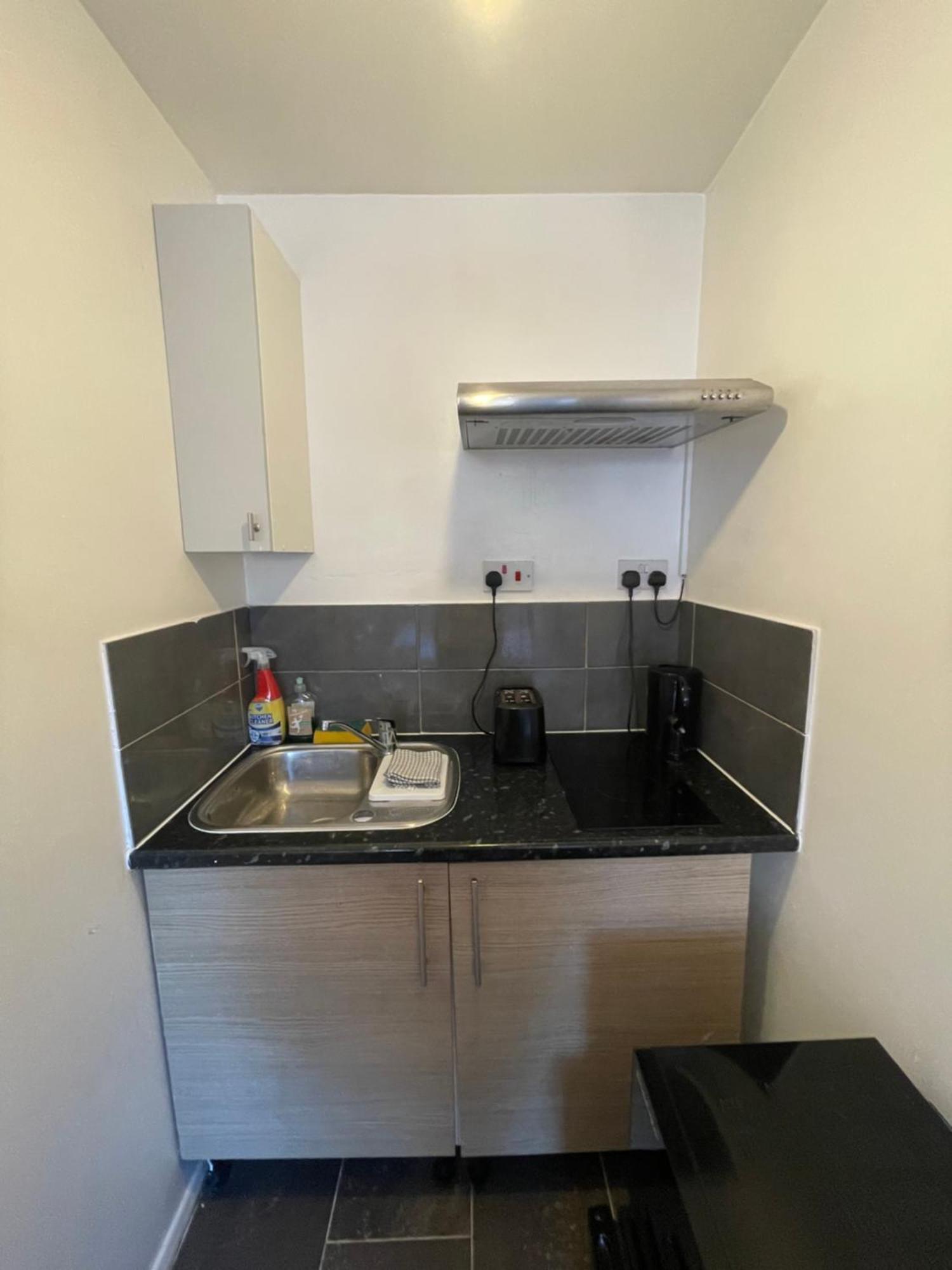 Fantastic Studio, Private Bathroom And Mini Kitchen. Thamesmead  Exterior foto
