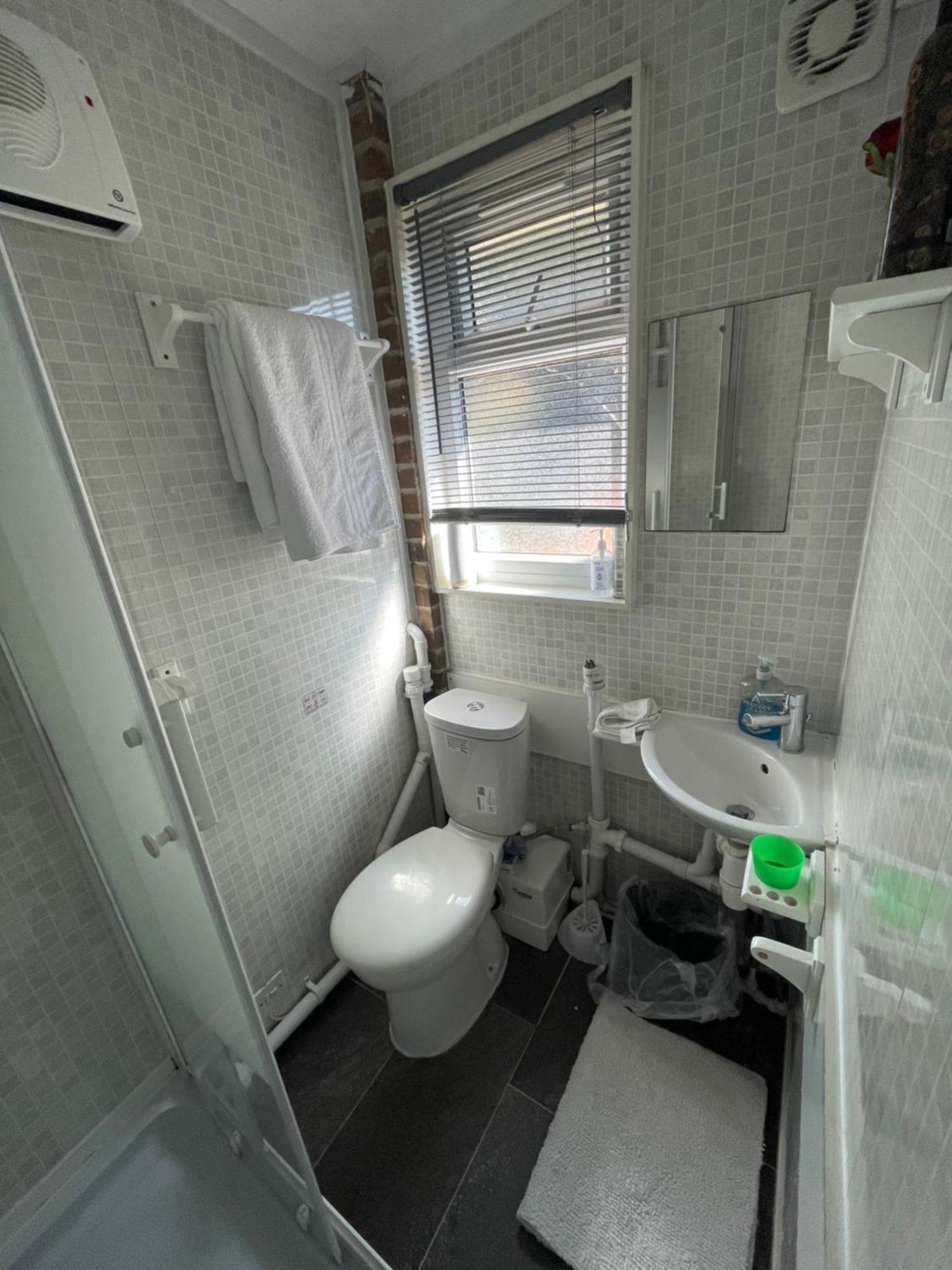Fantastic Studio, Private Bathroom And Mini Kitchen. Thamesmead  Exterior foto